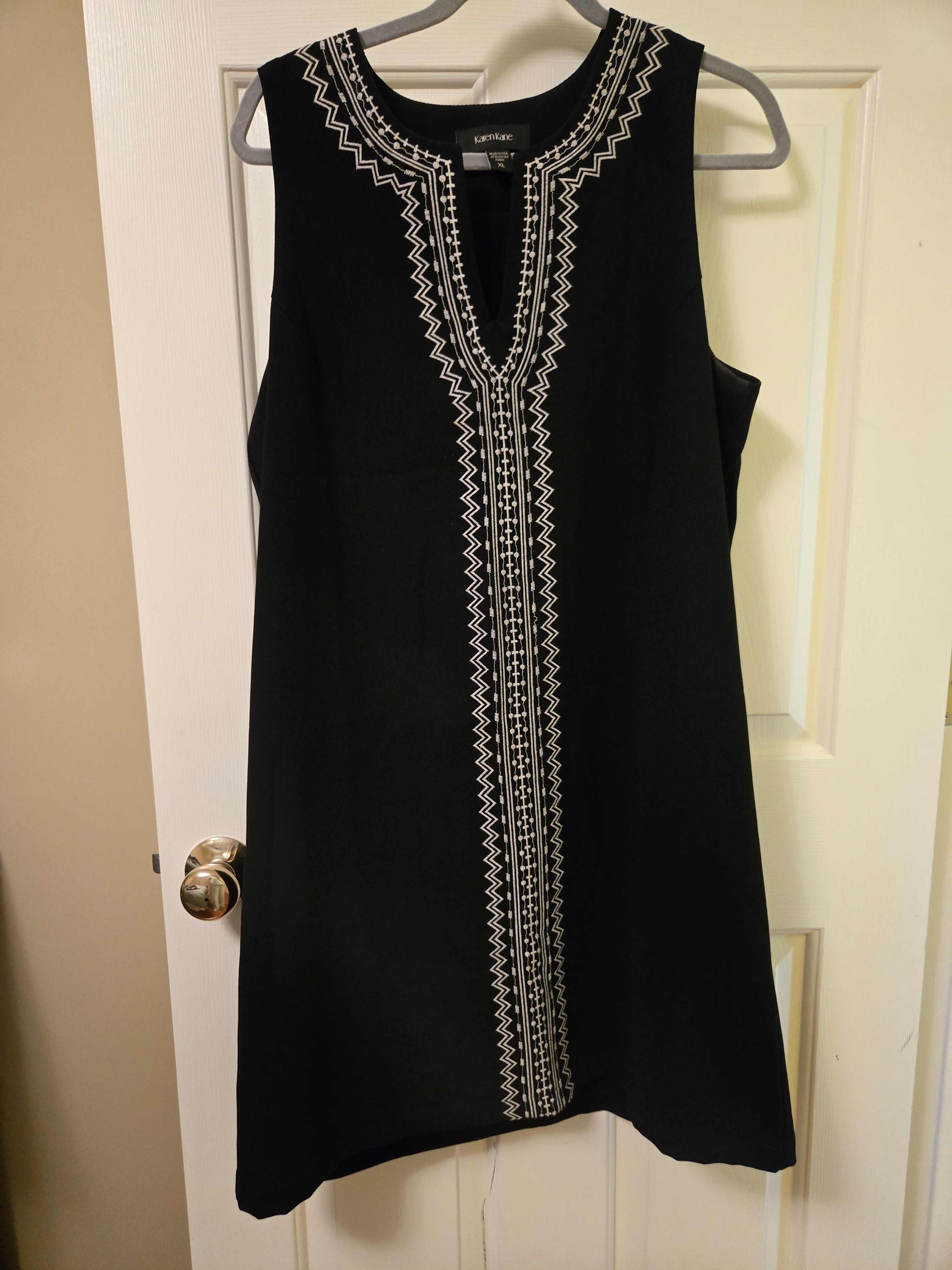 Black Sleeveless Shift Dress With White Embroidered Trim - Karen Kane Size Xl
